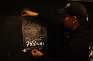 Niklas Nord affischerar inför Klubb Motvals. Foto: David Fryxelius.