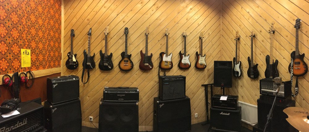 Det finns alla möjliga instrument att låna på Ställwerket för den som vill komma och prova! Foto: David Fryxelius.