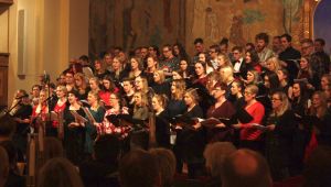 Ett 70-tal tidigare musikesteter sjöng tillsammans i kören på julkonserten 2017. Foto: David Fryxelius.