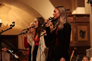 Hanna, Amanda, Jannike och Jasmine sjöng på musikesteternas julkonsert 2017. Foto: David Fryxelius.