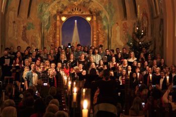 En mäktig kör av tidigare musikesteter sjöng O helga natt på musikesteternas julkonsert 2017. Foto: David Fryxelius.