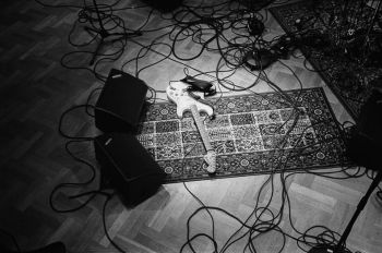 En ensam gitarr i replokalen. Foto: Ludwig Sandström.