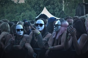 Publik vid LBSBs konsert på Arvika Hamnfest 2018. Foto: David Fryxelius.