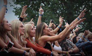 Publik framför Jireels konsert. Foto: David Fryxelius.