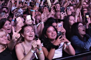 Publik på Zara Larsson på Arvika Hamnfest 2018. Foto: David Fryxelius.