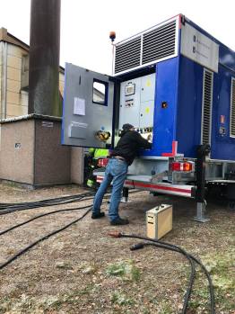 Personal från Arvika Teknik arbetar med att ansluta reservaggregat för ström på Musikhögskolan Ingesund. Foto: Håke Karlsson.