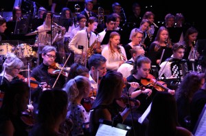 Musikskolans symfoniorkester framför en hyllning till Queen. Foto: David Fryxelius.