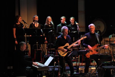 Musikskolans symfoniorkester framför en hyllning till Queen. Foto: David Fryxelius.