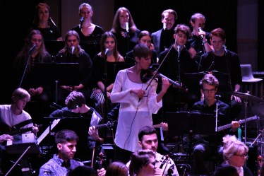 Solisten Anna Vass tillsammans med Musikskolans symfoniorkester framför en hyllning till Queen. Foto: David Fryxelius.