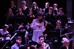 Solisten Anna Vass tillsammans med Musikskolans symfoniorkester framför en hyllning till Queen. Foto: David Fryxelius.