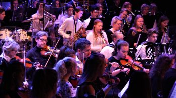 Musikskolans symfoniorkester framför en hyllning till Queen. Foto: David Fryxelius.