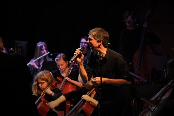 Tobias Östlund tillsammans med Musikskolans symfoniorkester framför en hyllning till Queen. Foto: David Fryxelius.