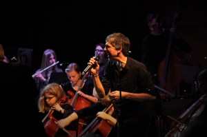 Tobias Östlund tillsammans med Musikskolans symfoniorkester framför en hyllning till Queen. Foto: David Fryxelius.