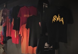 T-shirtutställning från Arvikafestivalen på Ritz. Foto: David Fryxelius.