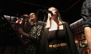 David Gustafsson och Josephine Asker i Pink Furtan. Foto: David Fryxelius.