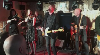 Môra-Per vid spelning på Olssons brygga.