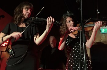 Lena Olsson och Maria Larsson i Môra-Per vid spelning på Olssons brygga.