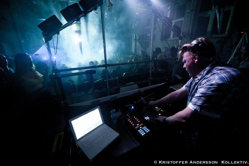 Fred White spelar på en klubb i Oslo. Foto: Kristoffer Andersson.