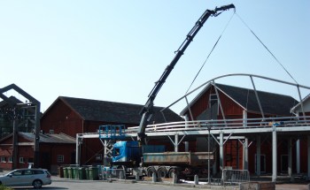 Liveside bygger VIP-tält för Arvika Hamnfest. Foto: David Fryxelius.