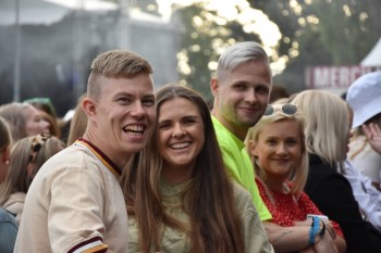 Publik på Molly Sandéns konsert på Arvika Hamnfest 2019. Foto: David Fryxelius.