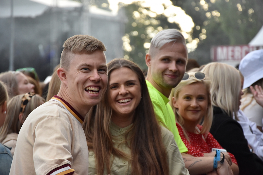 Publik på Molly Sandéns konsert på Arvika Hamnfest 2019. Foto: David Fryxelius.