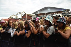 Publik på Molly Sandéns konsert på Arvika Hamnfest 2019. Foto: David Fryxelius.