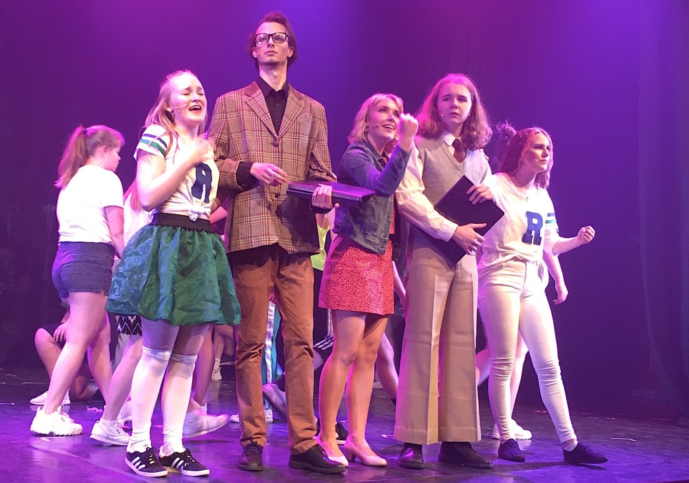 Antagningsnämnden och Ellen Väisänen i Legally Blonde. Foto: David Fryxelius.