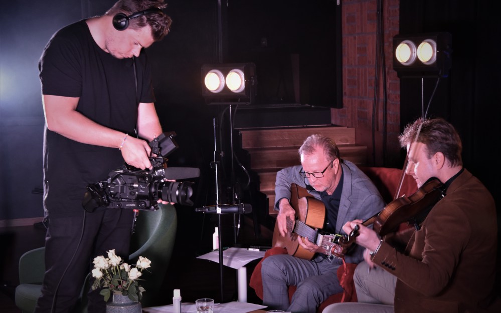 Niklas Nilsson filmar på Music against Covid-19 del 2 på Ritz. Foto: David Fryxelius.