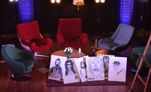 Soffan med målningarna på Music against Covid-19 del 2 på Ritz. Foto: David Fryxelius.