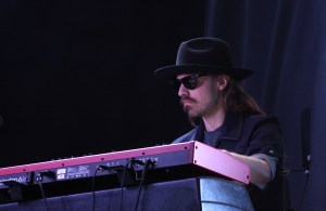 Emil Wachenfeldt i T-Bear and the Dukes på Piren Live 2020. Foto: David Fryxelius.