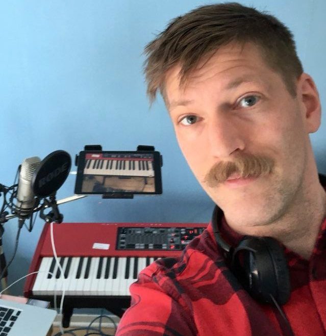 Pär-Anders Zetterberg i sin utbildningsmiljö för distansundervisning våren 2020.