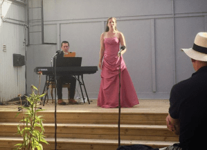 Ylva Stenberg på Konsthallens bakgård sommaren 2020. Foto: David Fryxelius.