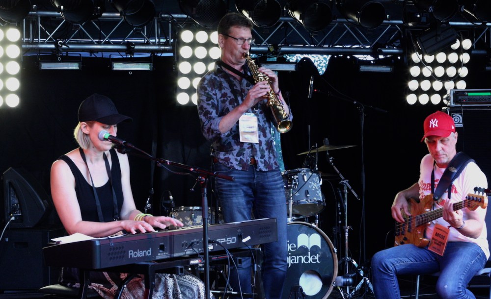 Brontosaurus Bounce på Viksholmsfestivalen 2021. Gästartist Mats Liljedahl. Foto: David Fryxelius.