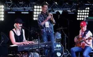 Brontosaurus Bounce på Viksholmsfestivalen 2021. Gästartist Mats Liljedahl. Foto: David Fryxelius.