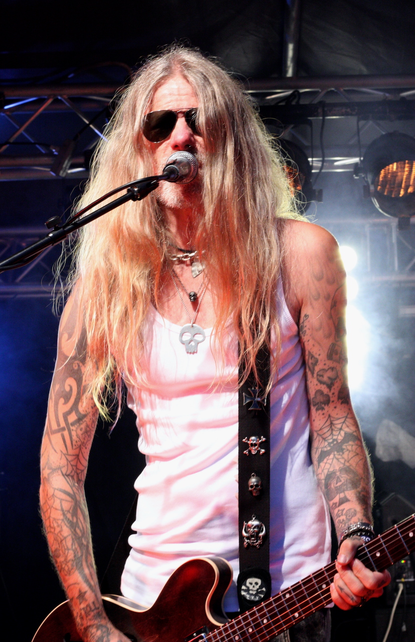 Tomas Walter i The Random Victims på Viksholmsfestivalen 2021. Foto: David Fryxelius.