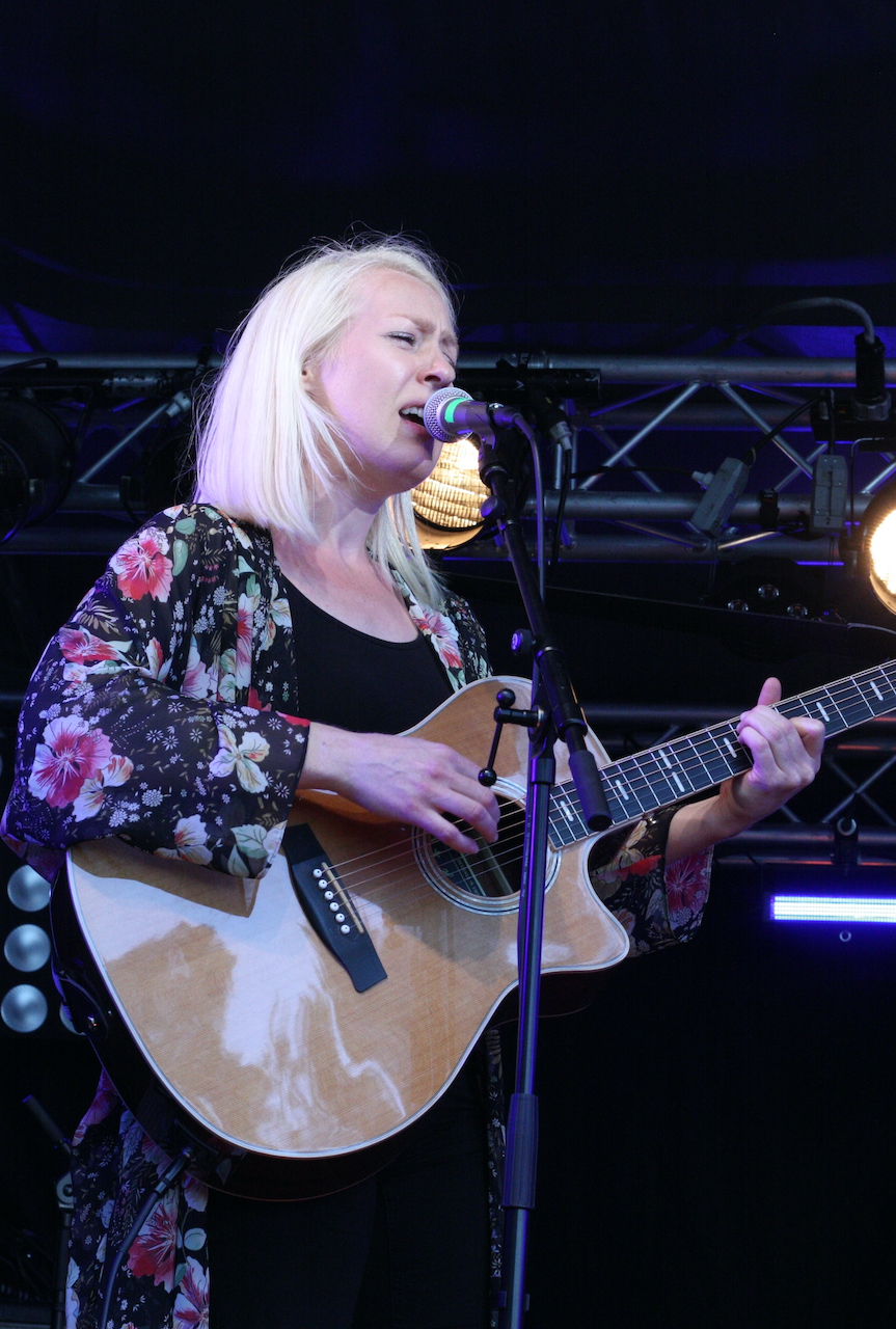 Linnea Ericsson i Systrarna Ericsson på Viksholmsfestivalen 2021. Foto: David Fryxelius.