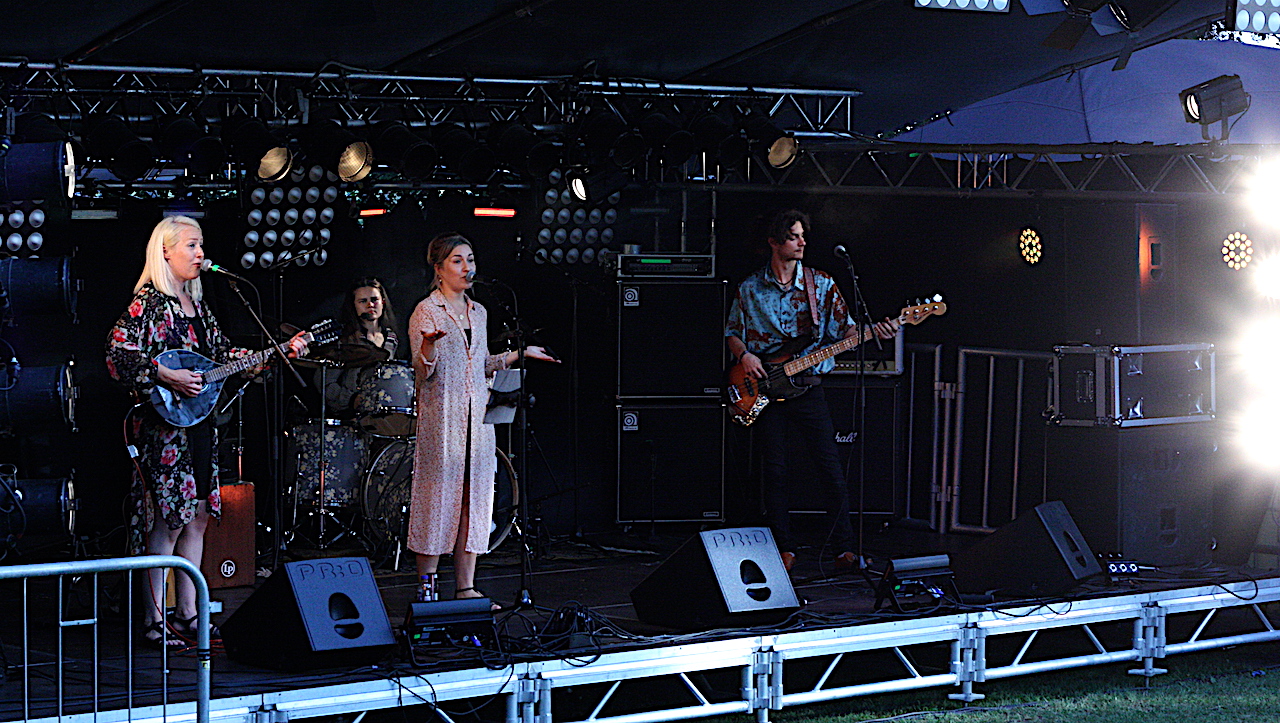 Systrarna Ericsson på Viksholmsfestivalen 2021. Foto: David Fryxelius.