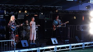 Systrarna Ericsson på Viksholmsfestivalen 2021. Foto: David Fryxelius.