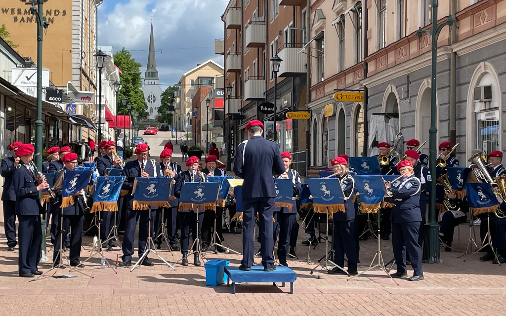 Arvika Stadsmusikkår spelar på torget i juni 2022. Foto: David Fryxelius.