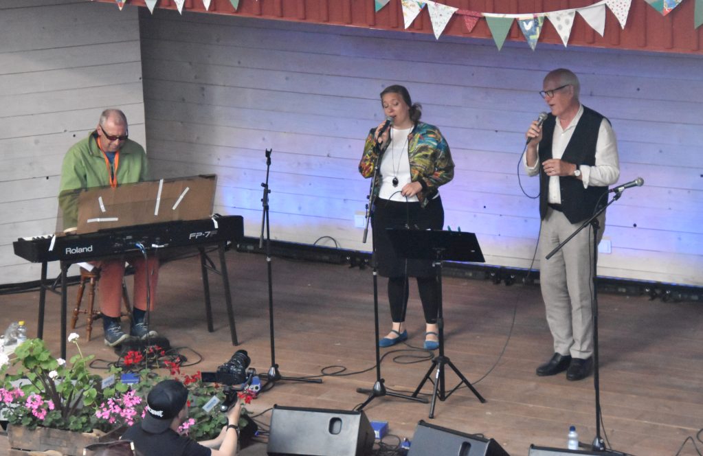 Robert Henriksson, Lovisa Andersson och Anders Andersson på Stavnäs Vifestival 2022. Foto: David Fryxelius.