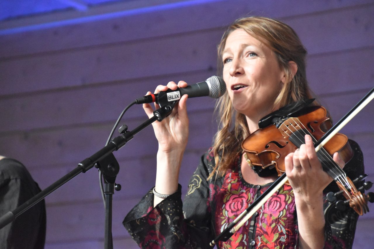 Maria Larsson på Stavnäs Vifestival 2022. Foto: David Fryxelius.