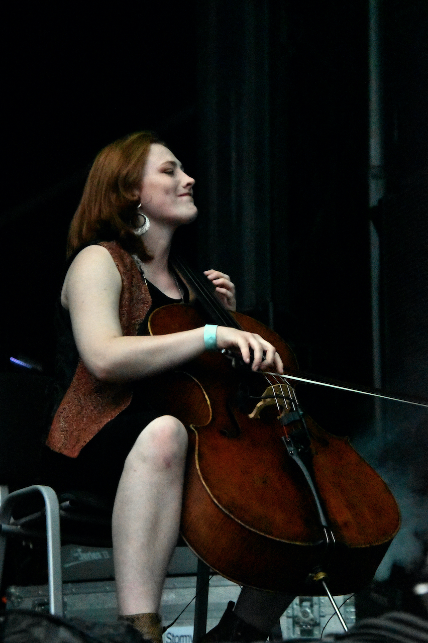 Freja Apelkvist tillsammans med Children Of The Sün på Arvika Hamnfest 2022. Foto: David Fryxelius.