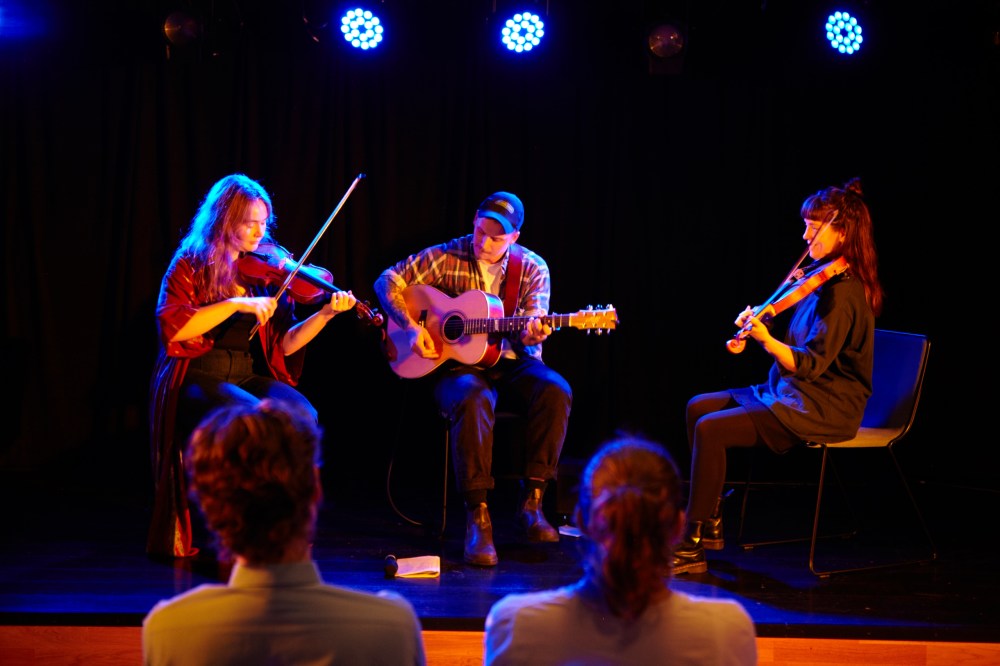 Lovisa Lundmark med vänner. Foto: Emanuel Blom, Arvikafolk.