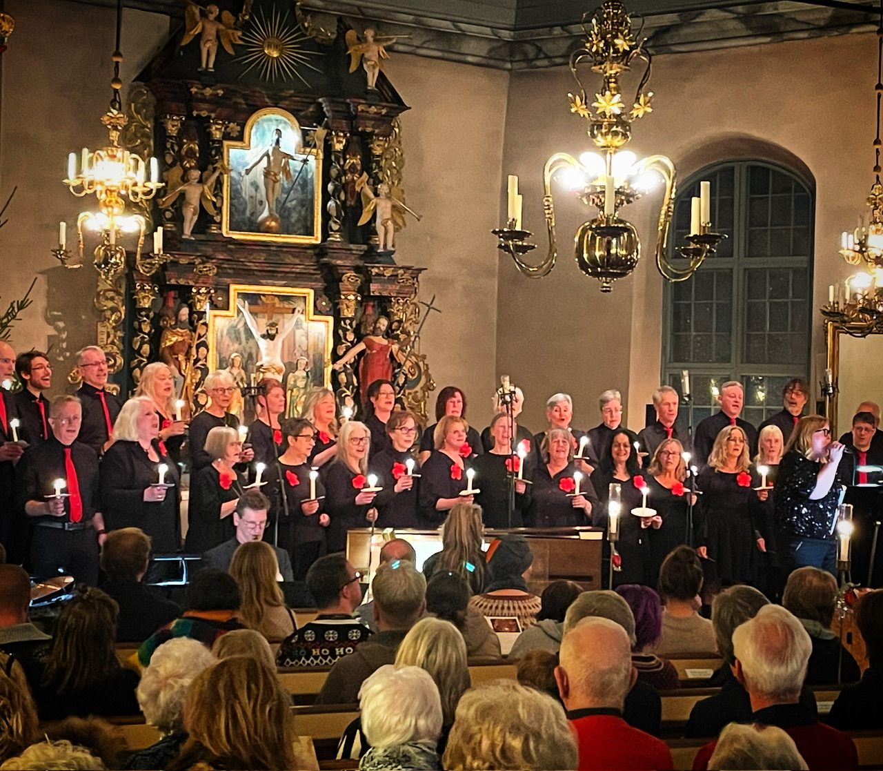 Julkonsert med SingOut i Mikaelikyrkan. Foto: David Fryxelius.