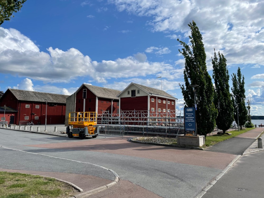 Bygge av Arvika Hamnfest 2024 pågår. Foto: David Fryxelius.