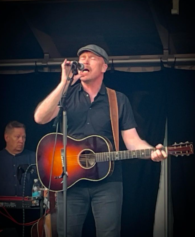 Pärra Eriksson i Môra-Per på Sommarkväll i stadsparken 25 juli 2024. Foto: David Fryxelius.