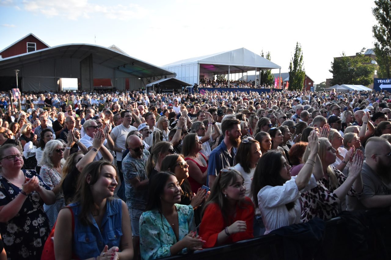 Publik på Lars Winnerbäck på Arvika Hamnfest 2024. Foto: David Fryxelius.