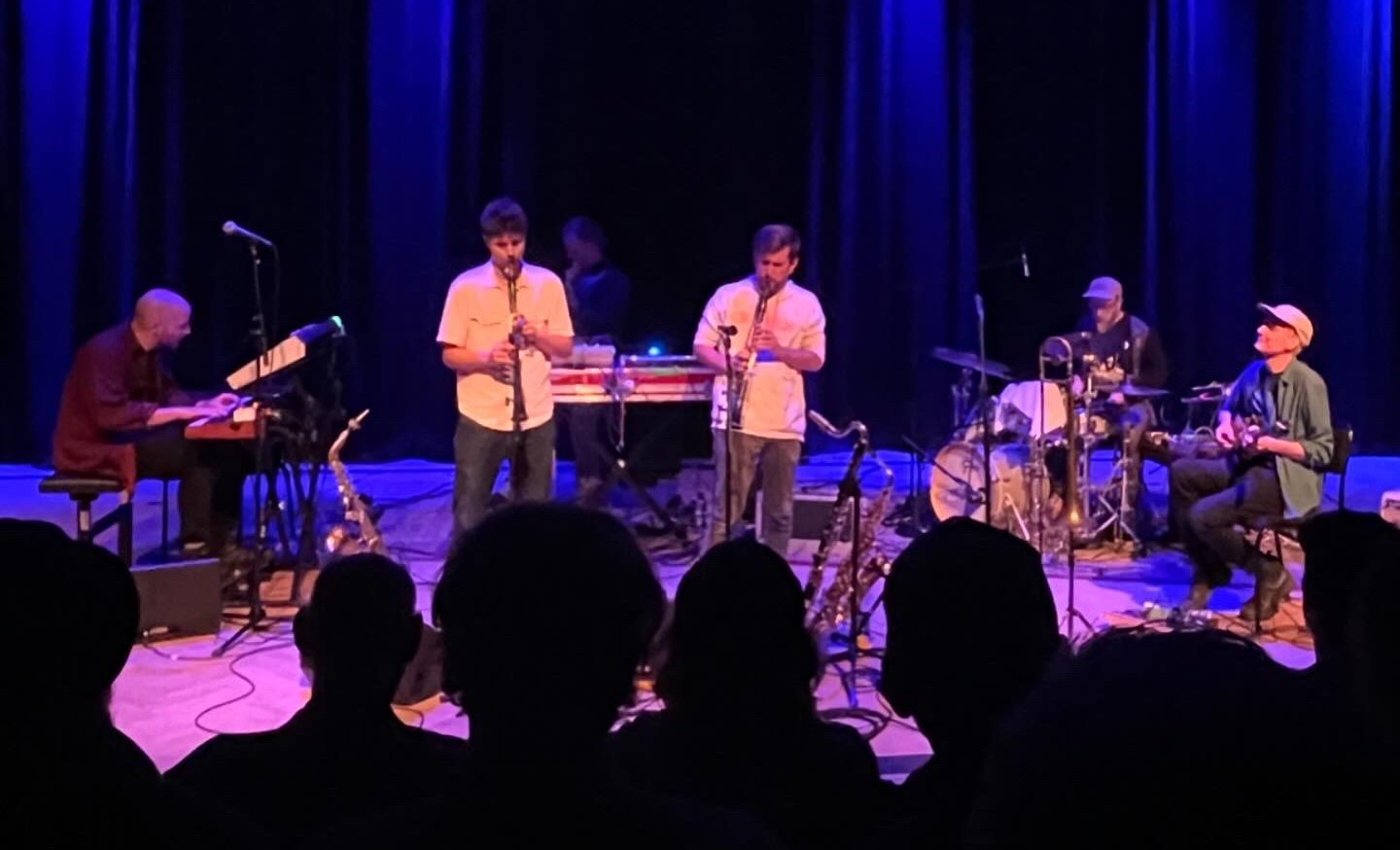 Klabbe Hörngren med band på Musikhögskolan Ingesund våren 2025. Foto: David Fryxelius.