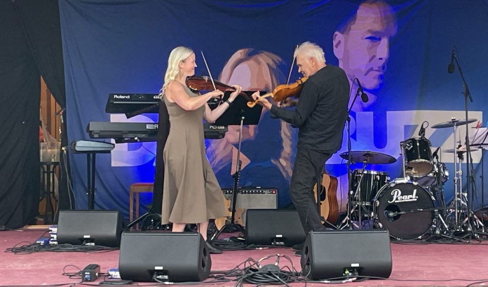 Mia Marine och Mats Berglund på Sommarkväll i stadsparken 2025. Foto: David Fryxelius.