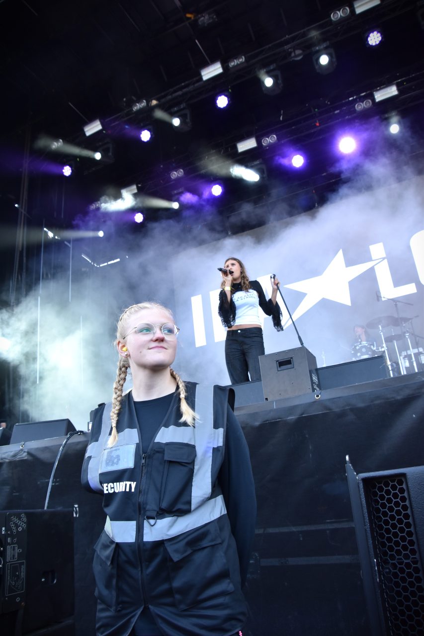 Scensäkerhetspersonal på Ida Lovas konsert på Arvika Hamnfest 2025. Foto: David Fryxelius.